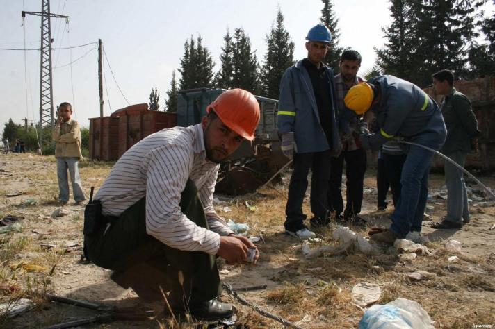 Palestinian workers can be seen repairing the damaged power lines in Gaza City [Credit: Apa images]
