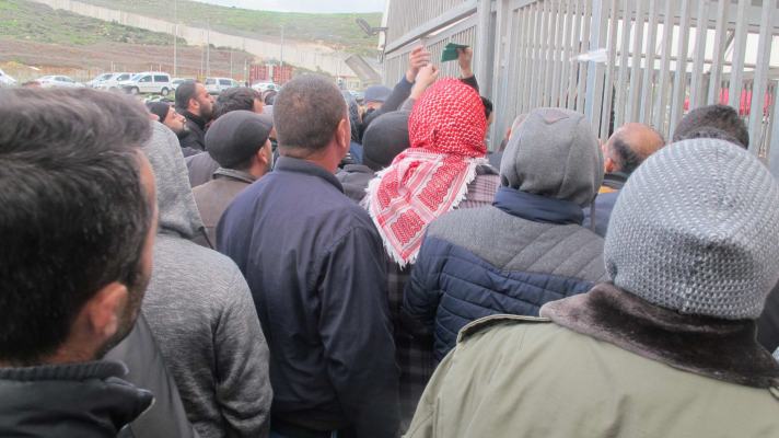 Palestinians attempt to cross during an ID check at Tarqumia crossing into Gaza, February 15, 2018 Credit: Amira Hass [Haaretz]