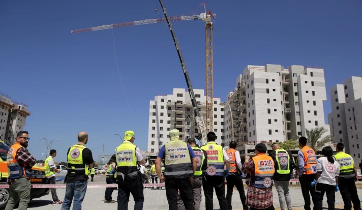 Building site where four workers were killed in a crane collapse, Yavne, May 19, 2019. Credit: Ilan Assayag [Haaretz]