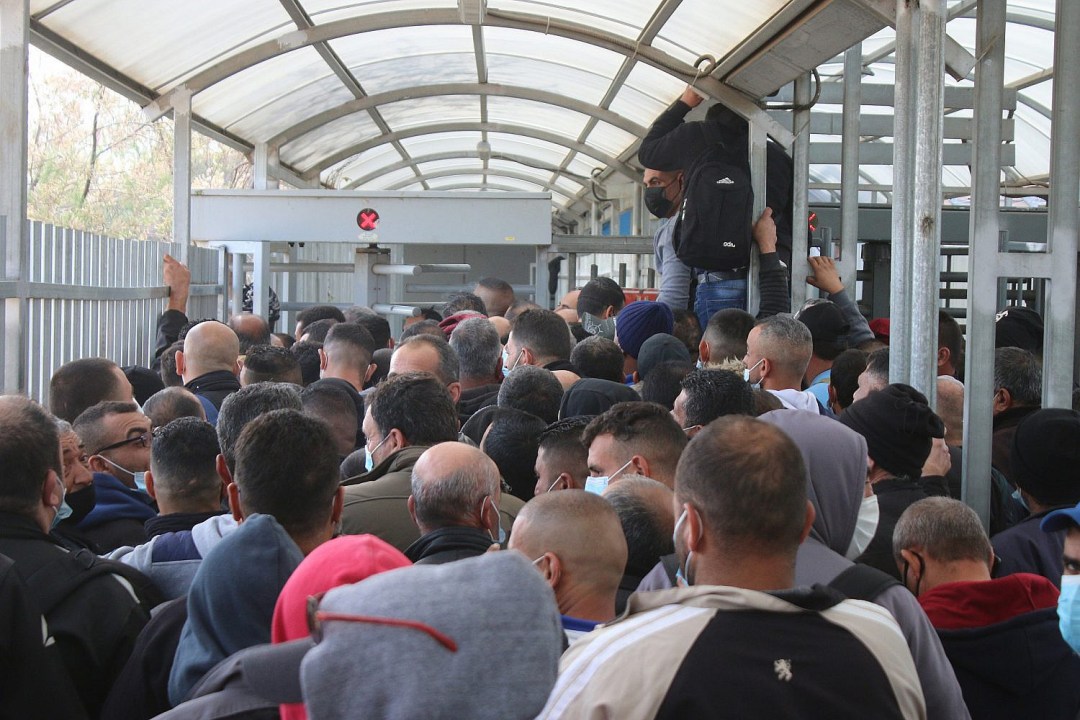 Palestinian workers in line to receive COVID-19 vaccinations at the Qalqilya checkpoint, the West Bank. (Photo: Activestills)